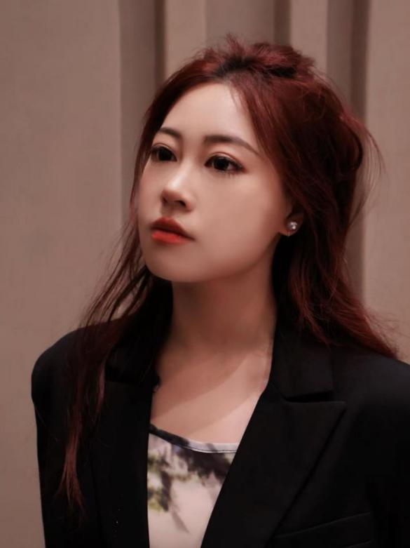 以艺术诠释时代”为理念，在电子音乐与非遗文化融合方面取得突出成就。她策划的项目《万象声息》入选